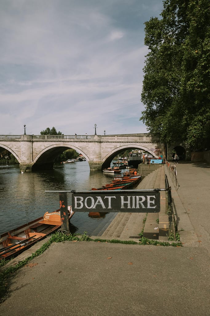 Boat Hire sign next to the Thames river
