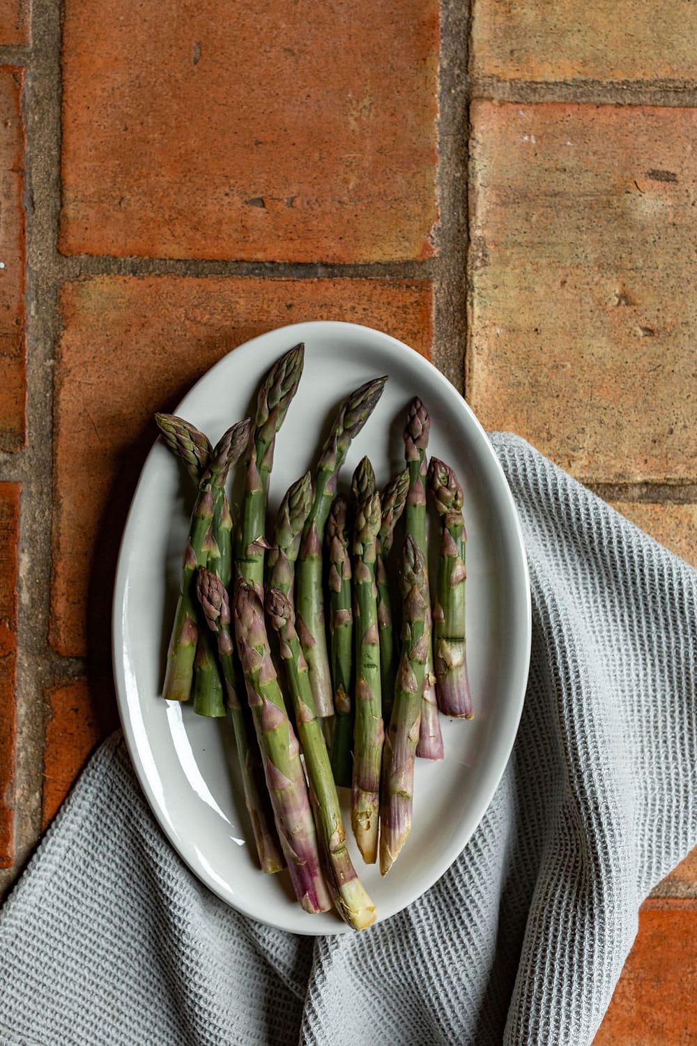 green_asparagus_plate