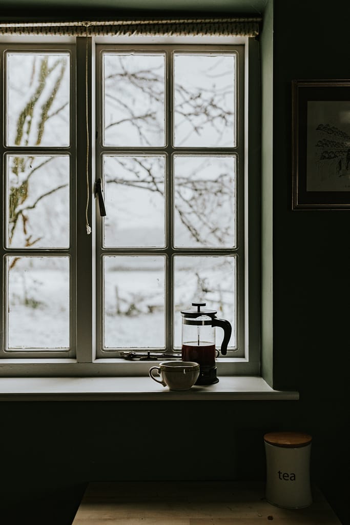 coffee_cafetiere_window_snowy_background