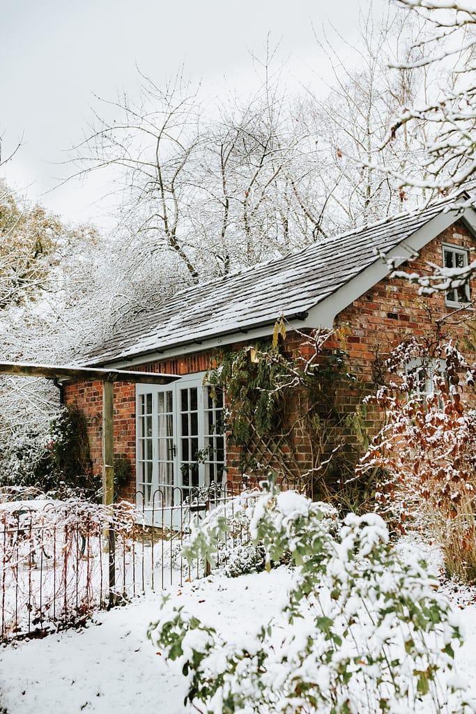cottage_snow_rustic