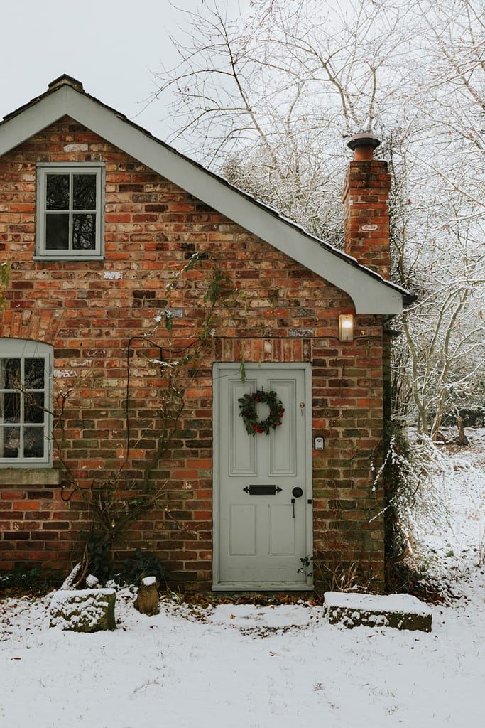 snow_rustic_modern_cottage