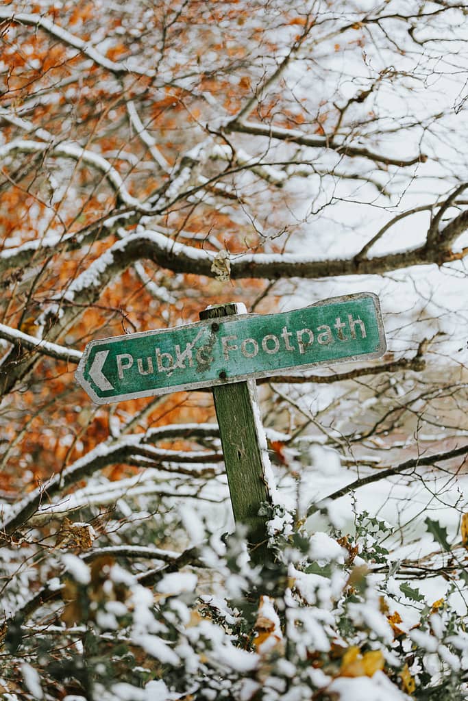 public_path_sign_snow