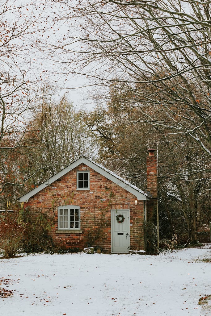 rustic_cottage_snow